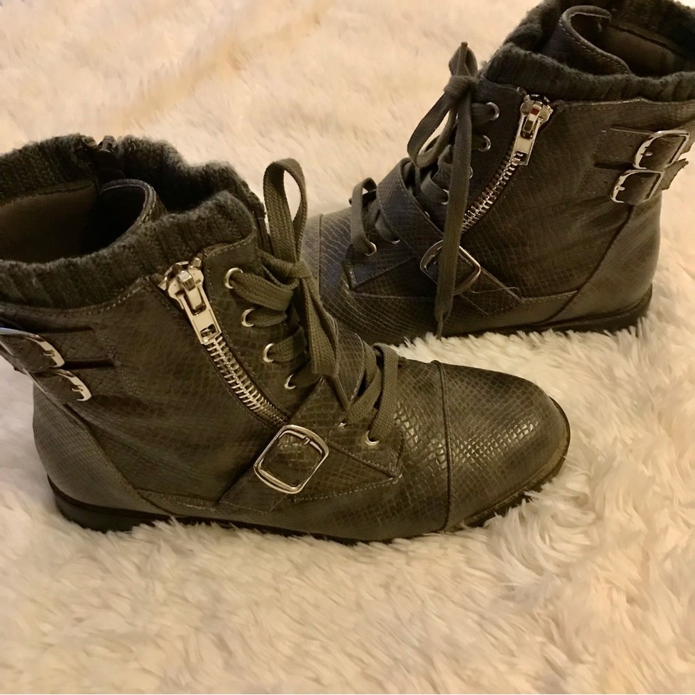 Dark army green size 10.5 faux snakeskin boot shoe just fab combat style